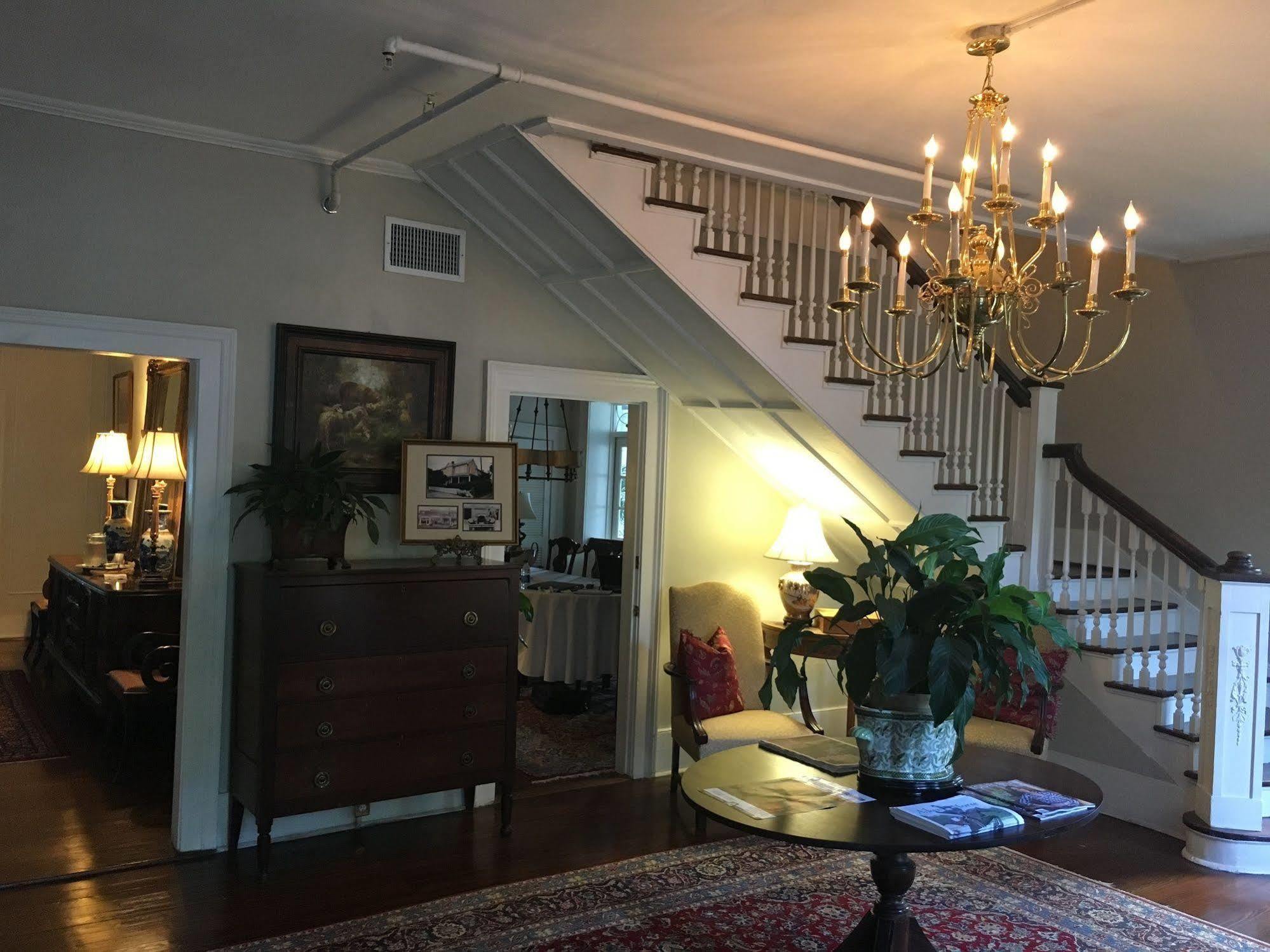 Carriage House Inn Айкън Екстериор снимка